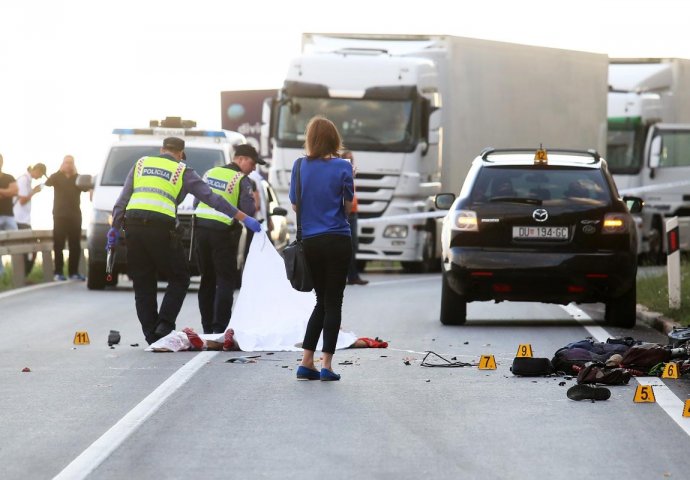 TRAGEDIJA: Poginula biciklistica, na nju naletio kamion 