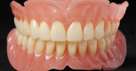 REVOLUCIJA! ZBOGOM PROTEZAMA: Doktor predstavio otkriće kako da vam u samo 9  sedmica narastu novi zubi!