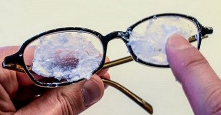 GENIJALAN TRIK: Uklonite svaku ogrebotinu na naočalama jednim potezom!