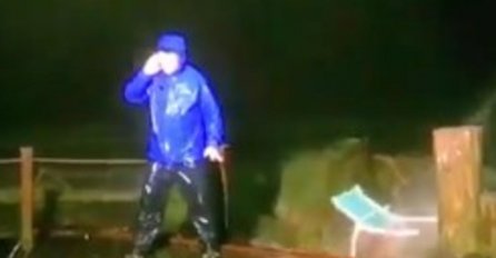 Umalo da doživi veliku nesreću, novinar se našao usred uragana, a iznad glave mu letjele stolice! (VIDEO)