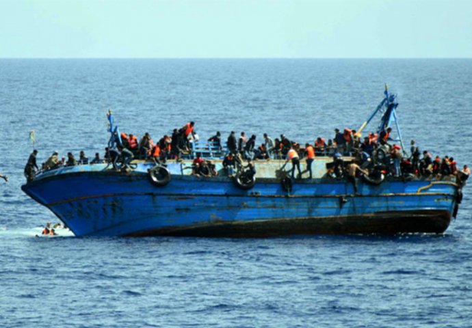 Tuniski brod s migrantima sudario se s mornaričkim brodom, osmero mrtvih