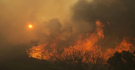 PROGLAŠENO VANDREDNO STANJE: Požari gutaju sve pred sobom, hiljade kuća evakuisano (FOTO)