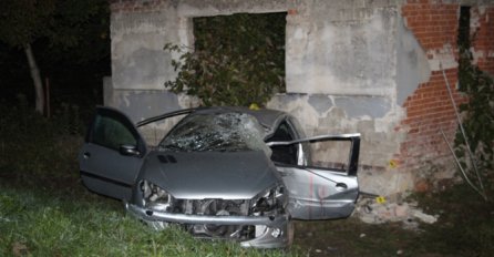 TEŠKA SAOBRAĆAJNA NESREĆA, ČUO SE ŽESTOK UDARAC: Automobil sletio s ceste i zabio se u napuštenu kuću!