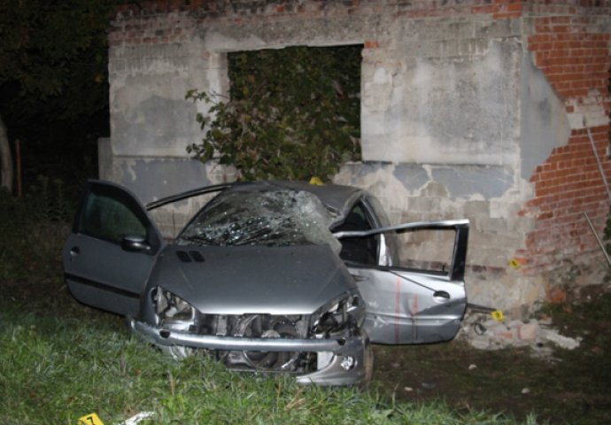 TEŠKA SAOBRAĆAJNA NESREĆA, ČUO SE ŽESTOK UDARAC: Automobil sletio s ceste i zabio se u napuštenu kuću!