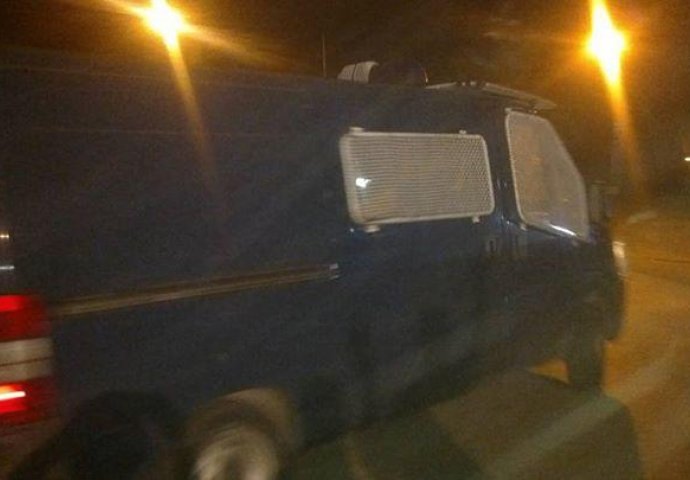 Policajac udario novinara šakom u glavu i bacio mu mobitel u more