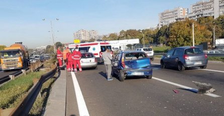 TEŠKA NESREĆA: Iz smrskanog automobila izvučena jedna povrijeđena osoba (FOTO)