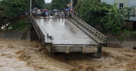 NEZAPAMĆENE POPLAVE POGODILE SJEVER I CENTRALNI DIO ZEMLJE: Poginulo 37 osoba, 40 nestalo (VIDEO)