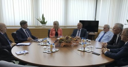 Zvizdić sa poslanicima Saveza za promjene o akcizama