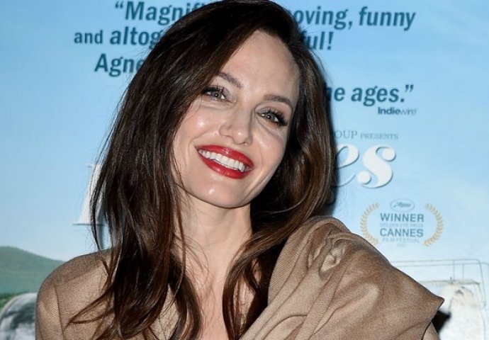 Angelina Jolie stigla na premijeru prekrivena "dekom" (FOTO)