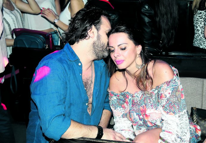 RIJETKO VIĐENA U JAVNOSTI:  SONJU SVI ZNATE   A evo kako izgleda Acina bivša žena s kojom ima dvoje djece!