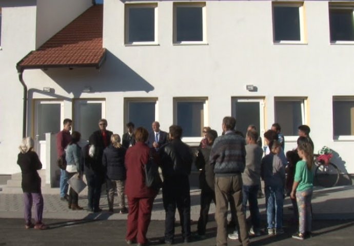 Sedam romskih porodica iz Bugojna dobilo ključeve novih stanova