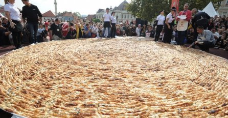 Tuzlaci za Guinnessov rekord napravili najveći burek i porciju ćevapa