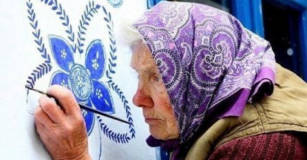 NE SPUTAVAJU JE GODINE: Baka (90) ukrašava zidove kuća širom Rusije (FOTO)