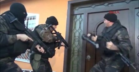 Zbog facebook statusa na vrata mu pokucali naoružani policajci (VIDEO)