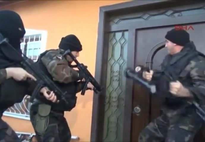 Zbog facebook statusa na vrata mu pokucali naoružani policajci (VIDEO)