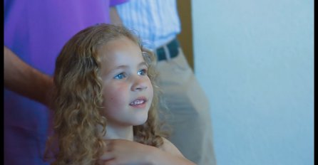 Djevojčica (5) čeka u sudnici na usvajanje! Kada je videjla ko je ušao na vrata, nije mogla da progovori! (VIDEO)