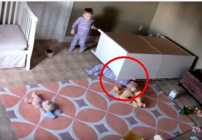 Na malenog dječaka pao ormar, pogledajte šta je učinio njegov brat blizanac! (VIDEO)