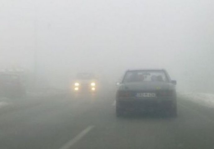 STANJE NA PUTEVIMA: Gusta magla smanjuje vidljivost u višim predjelima