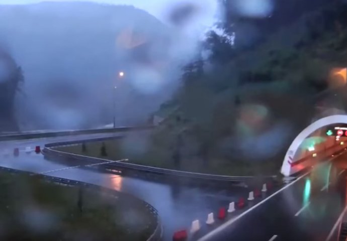 Snimak saobraćajne nesreće na autoputu u BiH (VIDEO)