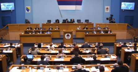 BLOKIRAN RAD PARLAMENTA: Opozicija tvrdi da brani parlament RS-a od nezakonitosti