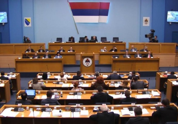BLOKIRAN RAD PARLAMENTA: Opozicija tvrdi da brani parlament RS-a od nezakonitosti