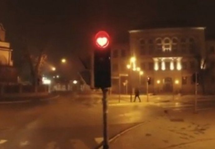 Ubjedljivo najoriginalniji semafor u Srbiji! Pašćete od smijeha kad vidite u kom obliku svijetli zeleno!