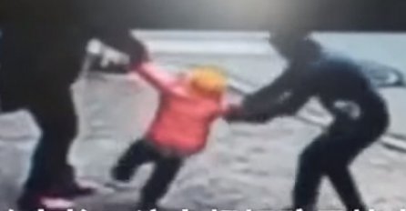 Monstrum usred dana pokušao oteti dijete od oca, kamere snimile sve (VIDEO)