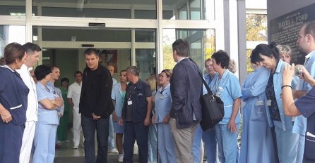 EMOTIVAN OPROŠTAJ OD TRI LJEKARA S KCUS-A: Aplauzom i suzama ispraćeni doktori Maksić, Tanović i Bećirbegović (VIDEO)