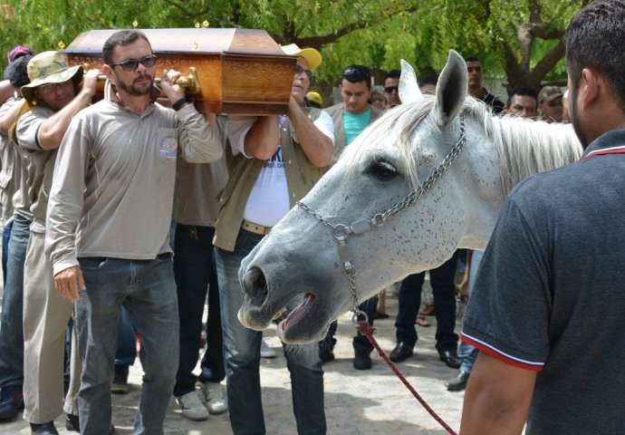 NEĆETE MOĆI ZADRŽATI SUZE: Konj na sahrani svog VLASNIKA uradio nešto što niko nije OČEKIVAO (VIDEO)