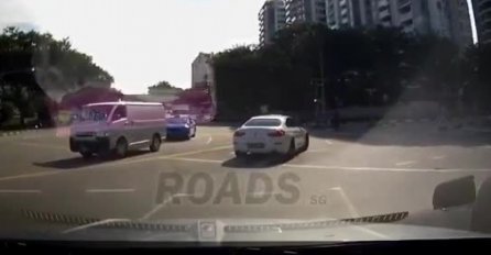 NI NAMA NIJE JASNO: Nitko ne može objasniti KAKO SE DOGODILA ova saobraćajna nesreća, možete li vi? (VIDEO) 