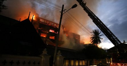 DRAMATIČNI PRIZORI: Vatra progutala poznati hotel, poginula jedna osoba (FOTO)