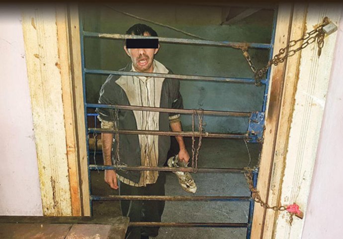 HOROR U REGIONU: Otac bolesnog sina već sedam godina drži u kavezu! ŽIVE U JEZIVIM USLOVIMA