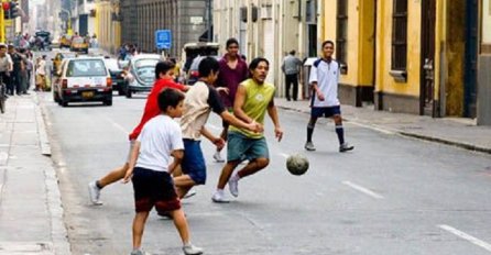 Britanska policija pooštrila mjere: Dječiji fudbal na ulici STROGO ZABRANJEN!!