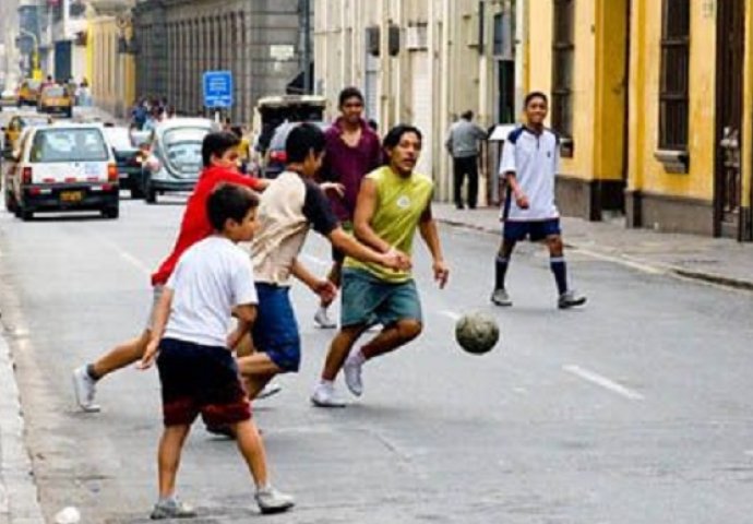 Britanska policija pooštrila mjere: Dječiji fudbal na ulici STROGO ZABRANJEN!!