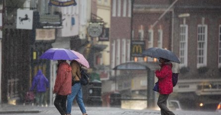 PANIKA MEĐU STANOVNIŠTVOM, STIŽE HAOS ZA VIKEND: Snažna oluja juri velikom brzinom, izdato upozorenje! (VIDEO)