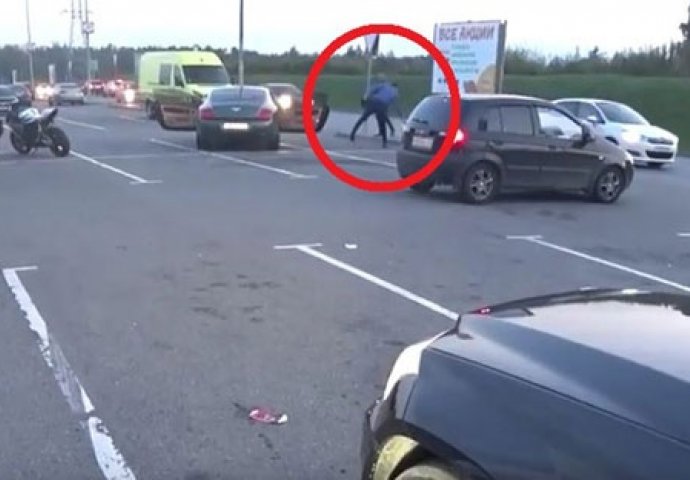 JESI LI NEŠTO ZABORAVIO: Motociklista spazio kako bahati vozač "bentlija" baca SMEĆE van kante, pa ga "kaznio" (VIDEO)