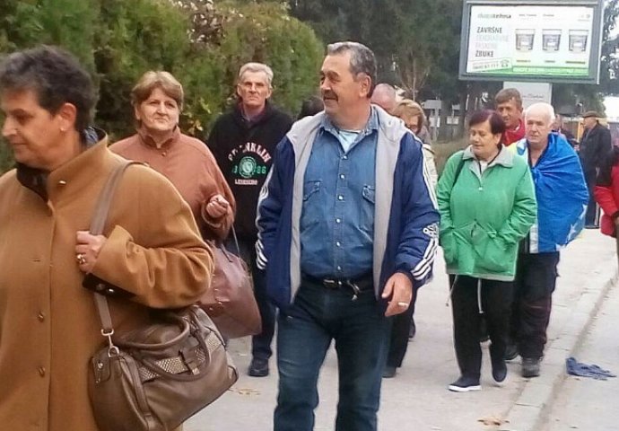 Skupina radnika 'Vitezita' uputila se PJEŠICE iz Viteza u Sarajevo