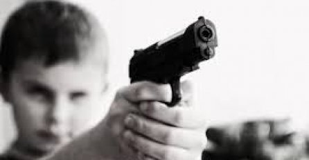 STRAVIČNO: Dječak (6) upucao u glavu trogodišnjeg brata 