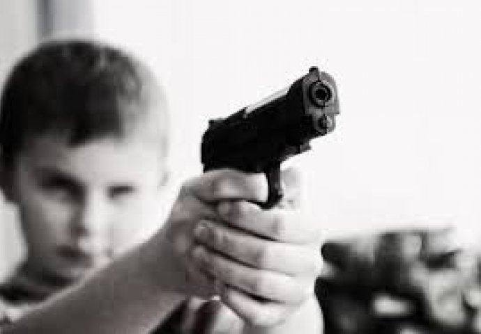 STRAVIČNO: Dječak (6) upucao u glavu trogodišnjeg brata 