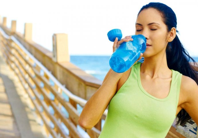 DA LI ZNATE ŠTA ĆE SE VAŠEM TIJELU dogoditi kada počnete piti TOPLU vodu?