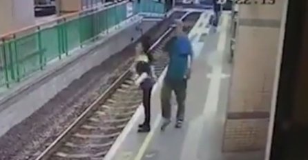 TRENUTAK HORORA: Muškarac gurnuo ženu na prugu (VIDEO)