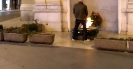 ŠOKANTAN SNIMAK KRUŽI INTERNETOM: Muškarac urinira po spomeniku  - Vječna vatra (VIDEO)