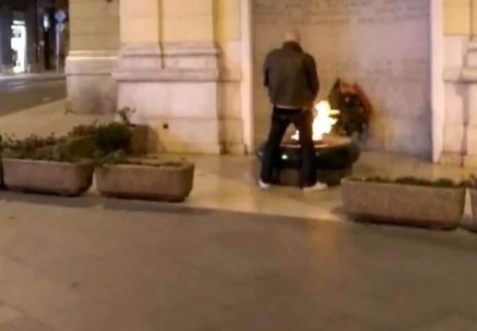 ŠOKANTAN SNIMAK KRUŽI INTERNETOM: Muškarac urinira po spomeniku  - Vječna vatra (VIDEO)