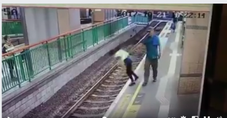 UZNEMIRUJUĆI PRIZOR: Gurno ženu na prugu i hladnokrvno odšetao (VIDEO)