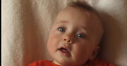 Beba koja je cijeli život gledala u kameru, pogledajte kako se mijenjala i kako danas izgleda (VIDEO)