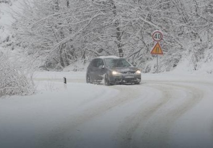 SNJEŽNI NANOSI U REGIONU: Obustavljen saobraćaj 