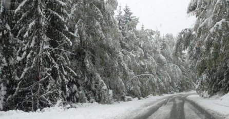 SNIJEG PADA KAO DA JE DECEMBAR: Ako ste krenuli na put, izbjegavajte ove pravce JER ĆETE ZAGLAVITI!