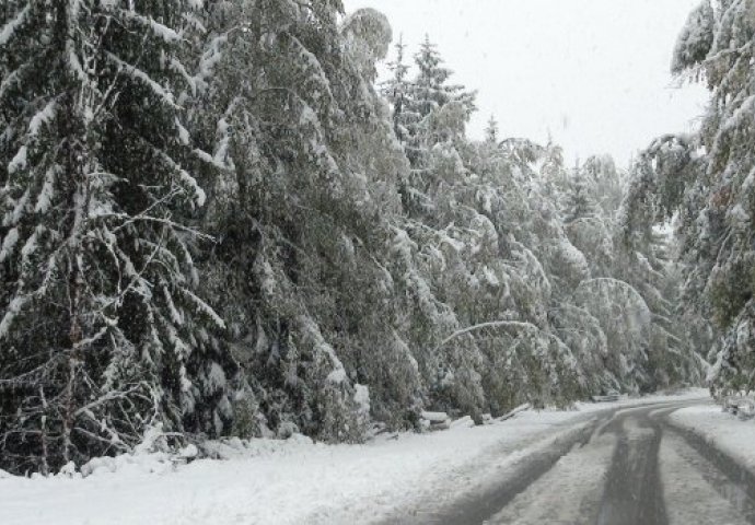 SNIJEG PADA KAO DA JE DECEMBAR: Ako ste krenuli na put, izbjegavajte ove pravce JER ĆETE ZAGLAVITI!