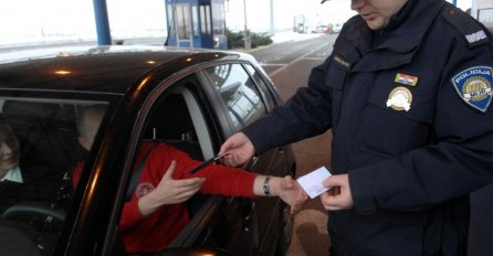 HAOS NA GRANICI: Vozio je majku (70) za Njemačku, čim su došli na granicu carinik je rekao starici da izađe iz kola i SKINE GAĆE, POZVAO JE I POJAČANJE! 