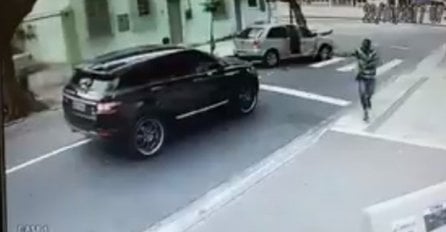 POZNATI NOGOMETAŠ OPLJAČKAN USRED DANA: Pištoljima ga istjerali iz automobila, sve je snimljeno (VIDEO)